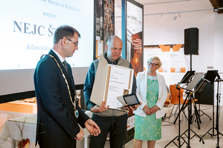 Prevzemnik Klančnikove plakete za Nejca Šterna, oče Janez Štern